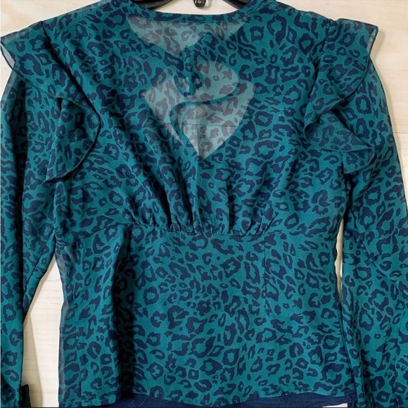 NWT Moon River Ruffle Split Tie Teal Leopard Blouse XS - Picture 4 of 8